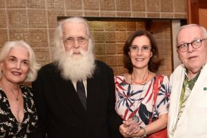 O artista plástico Francisco Brennand, ladeado pelas filhas Neném e Maria Helena, com o imortal da ABL Marcos Vinicios Vilaça - Foto: Jose Britto