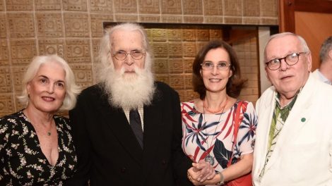 O artista plástico Francisco Brennand, ladeado pelas filhas Neném e Maria Helena, com o imortal da ABL Marcos Vinicios Vilaça - Foto: Jose Britto