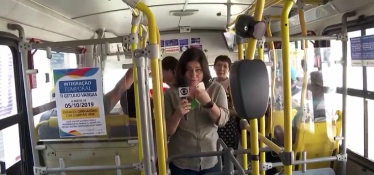 Bianka Carvalho precisou descer do ônibus por falta de passagem no bilhete eletrônico - Foto: Reprodução
