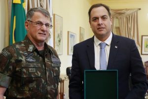 O comandante do Exército Brasileiro, general Edson Leal Pujol, visitou o governador Paulo Câmara, no Campo das Princesas - Foto: Hélia Scheppa/Divulgação
