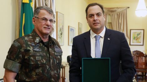 O comandante do Exército Brasileiro, general Edson Leal Pujol, visitou o governador Paulo Câmara, no Campo das Princesas - Foto: Hélia Scheppa/Divulgação