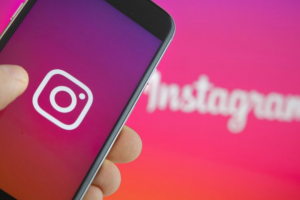 Figurinha do Instagram incentiva as pessoas a ficarem em casa - Foto: Reprodução.