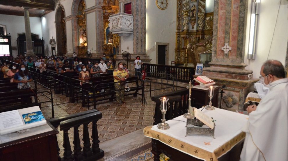 Fiéis participam de celebrações em homenagem a N. Senhora do Carmo