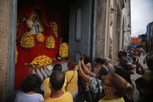 Sem procissão, fiéis homenageiam a padroeira do Recife