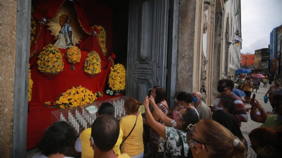 Sem procissão, fiéis homenageiam a padroeira do Recife