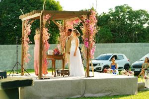 Casal inova e realiza casamento drive-in em PE