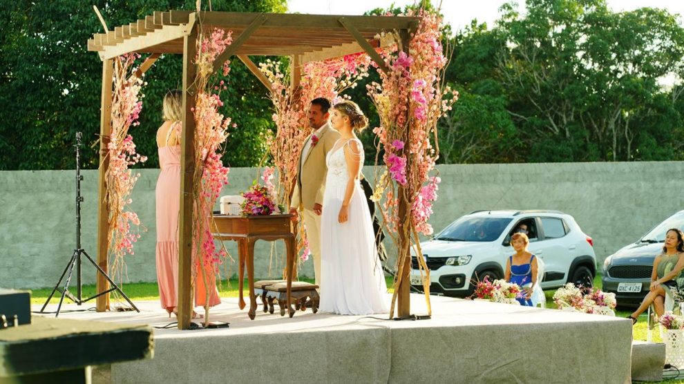Casal inova e realiza casamento drive-in em PE
