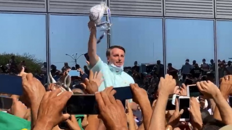 Bolsonaro é recebido por apoiadores em grande aglomeração no Piauí