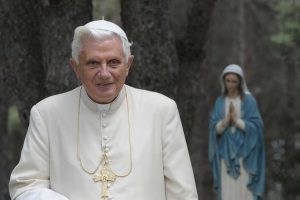Bento XVI está com saúde extremamente frágil, afirma jornal alemão