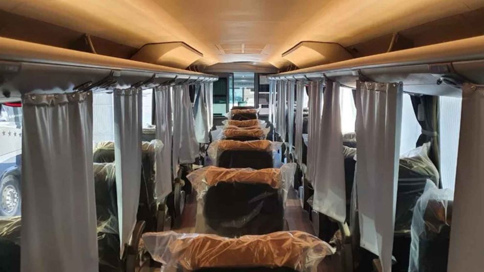 Ônibus adaptado para prevenir Covid-19 começa a operar no Brasil