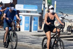 Malu Mader e Tony Bellotto dão o exemplo e usam máscara em passeio