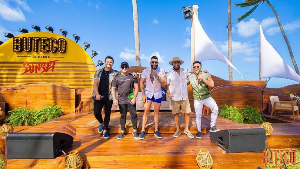 Gusttavo Lima faz sucesso em live na Praia dos Carneiros