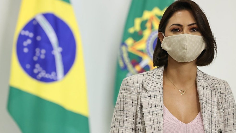 Michelle Bolsonaro lamenta morte da avó e rebate acusação de primo