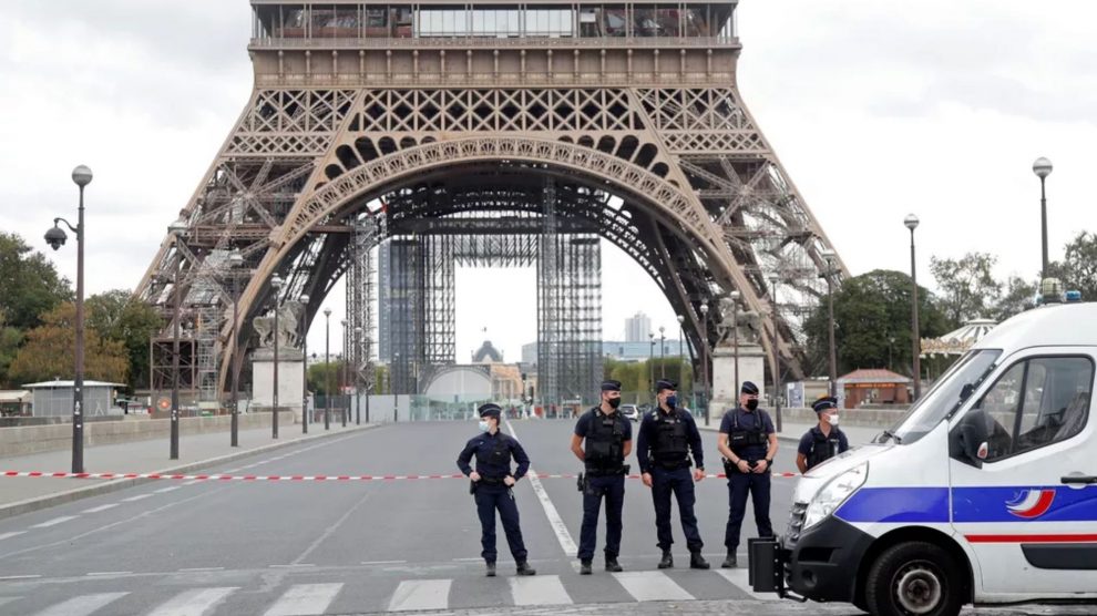 Torre Eiffel é esvaziada às pressas em Paris