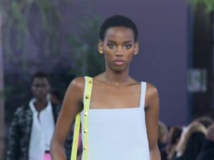 Valentino lança nova coleção em desfile transmitido de Milão 