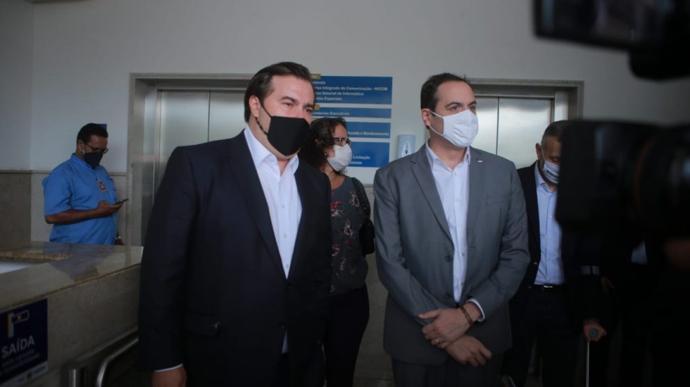 Rodrigo Maia cumpre agenda em PE ao lado de Paulo Câmara