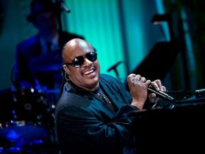 Stevie Wonder lança duas músicas inéditas após 11 anos
