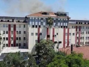 Incêndio atinge hospital no Rio e pacientes são tirados às pressas
