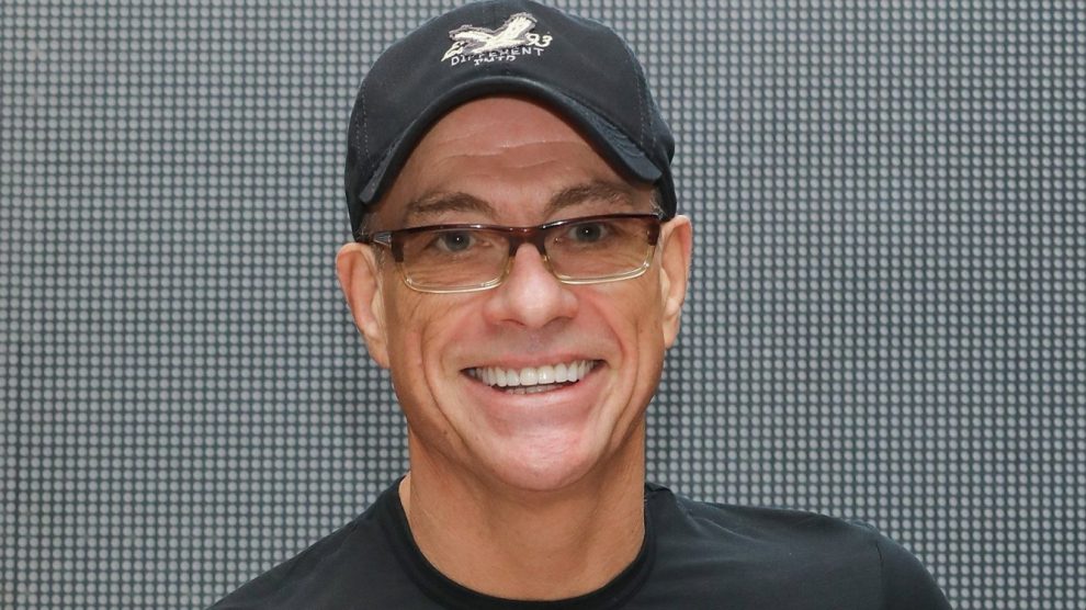 Van Damme faz campanha e salva cachorrinho da eutanásia