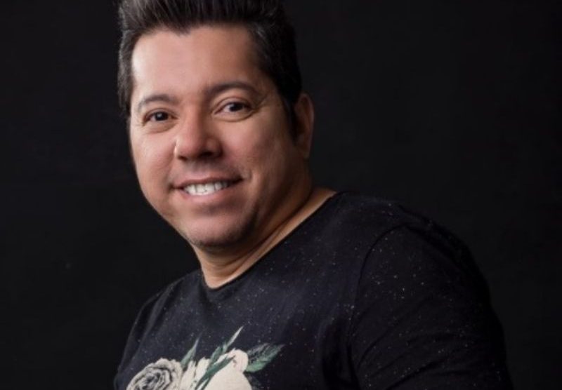 Cantor Louro Santos morre aos 49 anos vítima da Covid-19