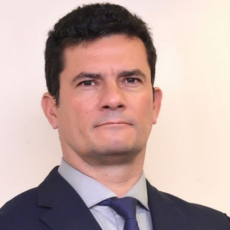 Moro assina com empresário de Roberto Carlos e sai em “turnê”