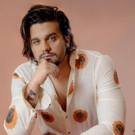 Luan Santana se emociona e pede que fãs entendam nova carreira