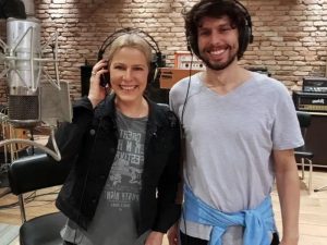 Paula Toller comemora lançamento de música ao lado do filho 