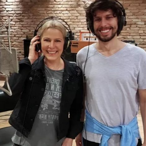 Paula Toller comemora lançamento de música ao lado do filho 
