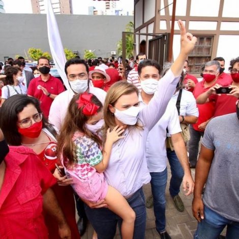 Marília Arraes votou à tarde acompanhada da família e apoiadores