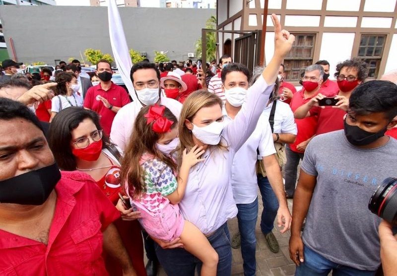 Marília Arraes votou à tarde acompanhada da família e apoiadores