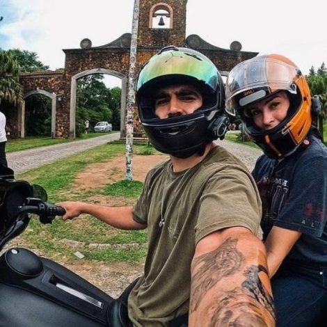 Juntinhos! Caio Castro e Grazi viajam de moto no Sul do país