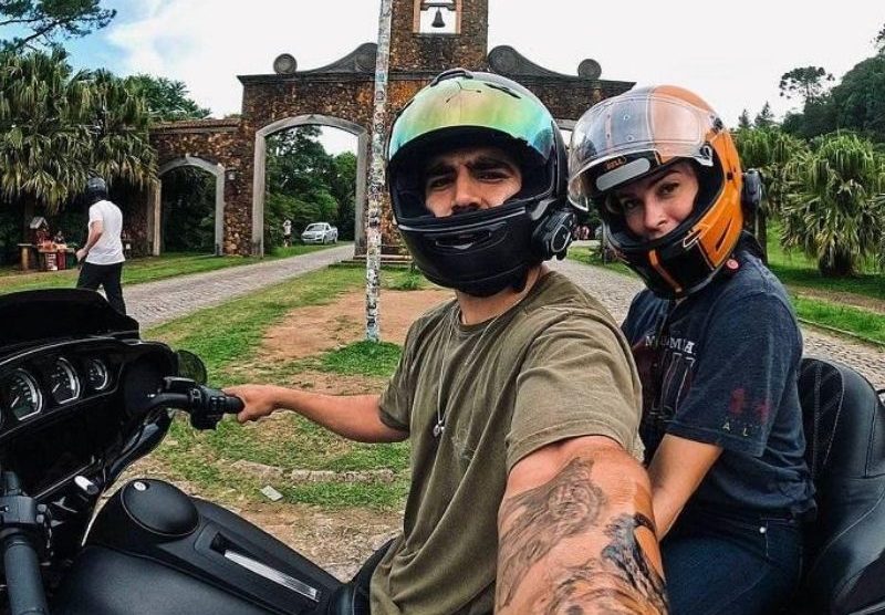 Juntinhos! Caio Castro e Grazi viajam de moto no Sul do país
