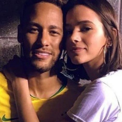 Neymar desarquiva fotos com Bruna Marquezine e fãs comemoram