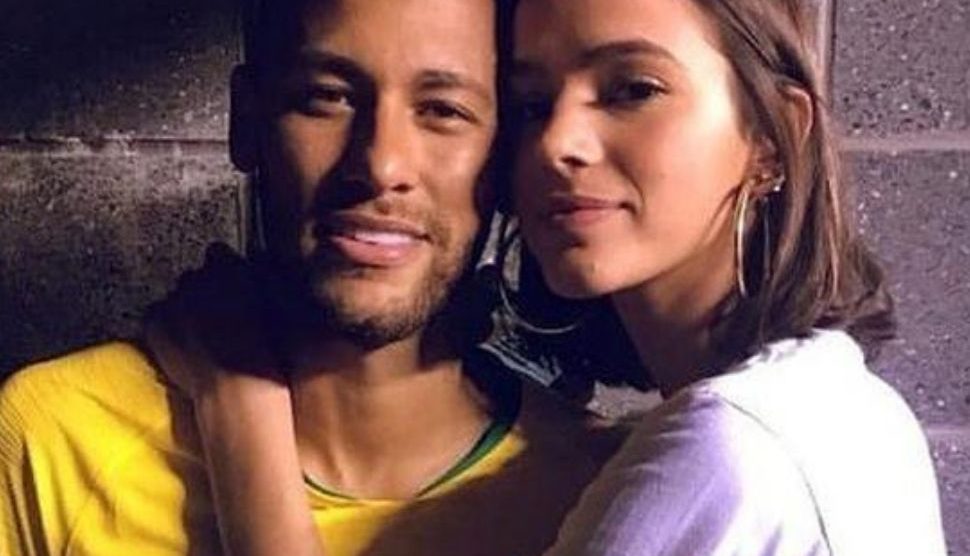 Neymar desarquiva fotos com Bruna Marquezine e fãs comemoram