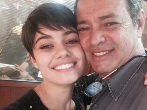 "Coração dilacerado", diz Sophie Charlotte ao revelar morte do pai