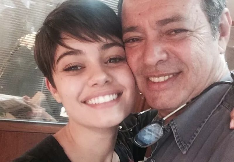 "Coração dilacerado", diz Sophie Charlotte ao revelar morte do pai