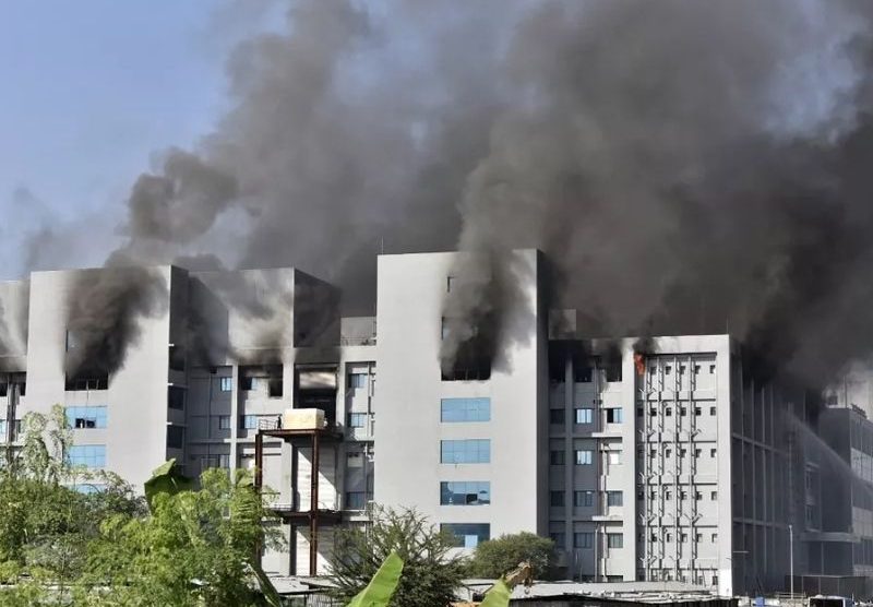 Incêndio em fábrica de vacinas na Índia deixa cinco mortos