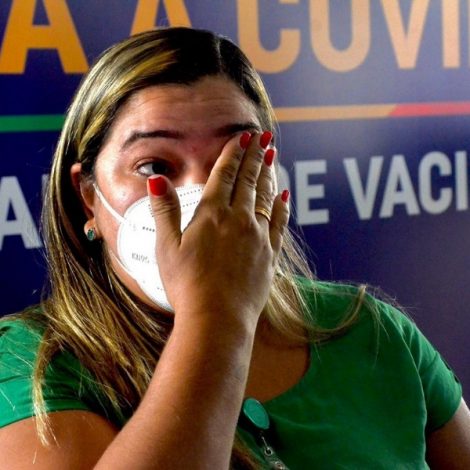 Profissionais de saúde recebem vacina sob forte emoção e aplausos