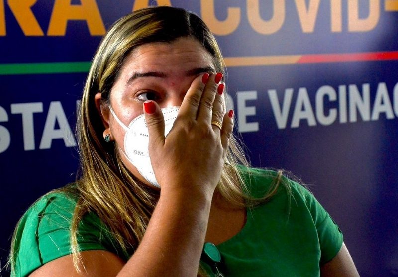 Profissionais de saúde recebem vacina sob forte emoção e aplausos