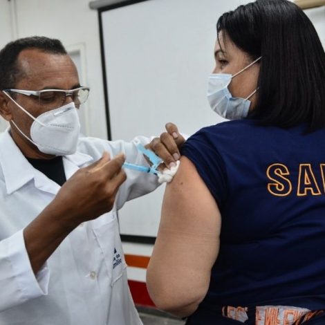 Funcionários do SAMU Recife recebem a vacina contra a Covid-19