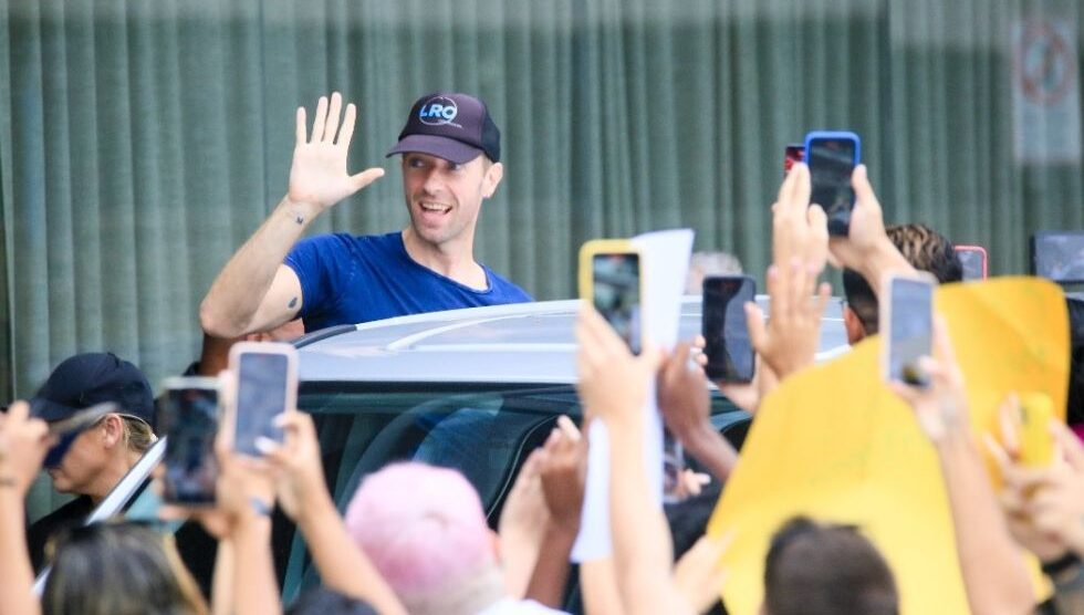 Vocalista da banda Coldplay, Chris Martin se despede de fãs no hotel em que estava hospedado. O artista saiu do hotel para realizar o último show da banda no Brasil.