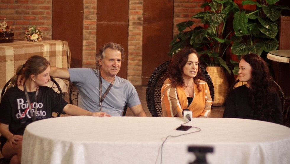 Atores da Paixão de Cristo dão coletiva.