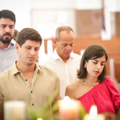 João Campos e Tabata Amaral orando