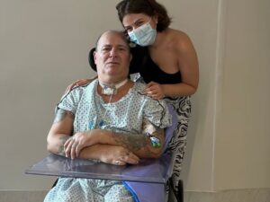 Baixista Mingau em foto com sua filha Isabella Aglio, em nova cadeira de rodas