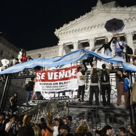 Protesto em Buenos Aires contra decisões de Javier Milei